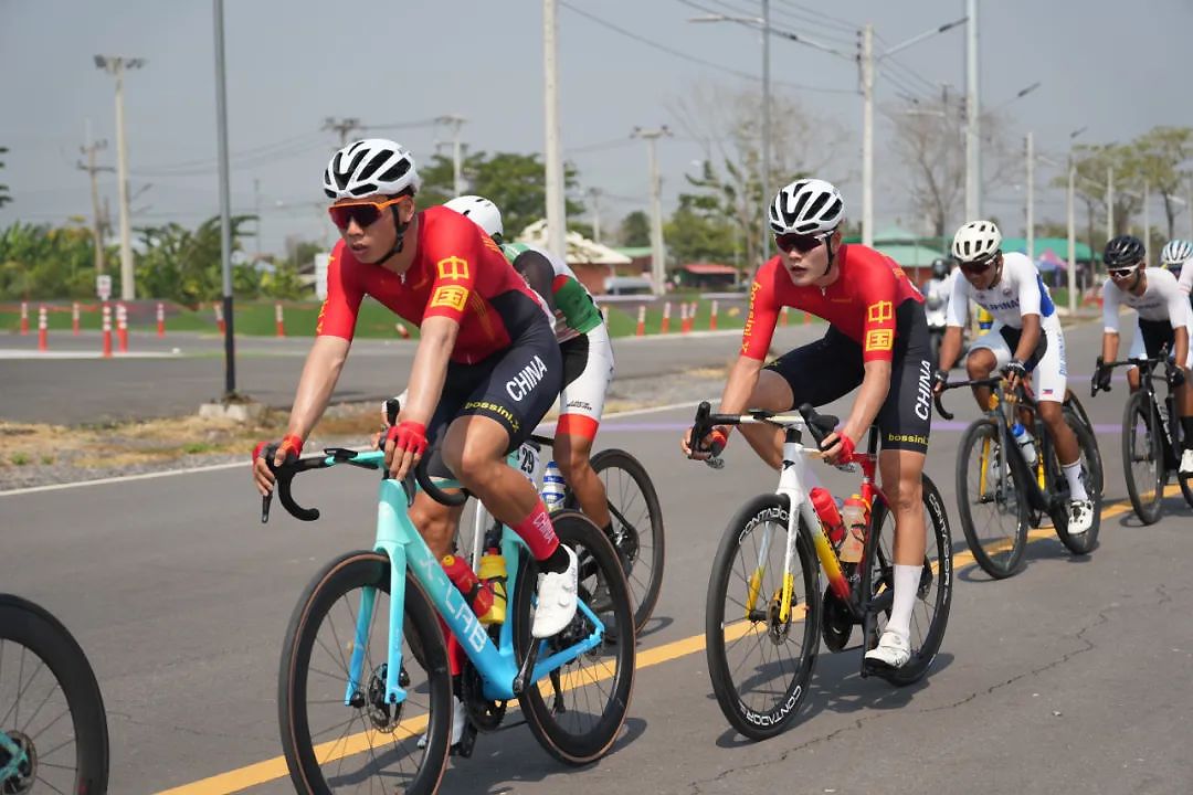 华体会下载-包含自行车比赛选手战胜困难，勇夺桂冠的词条