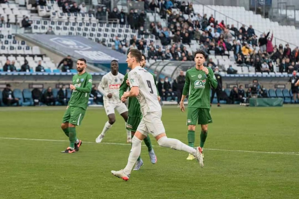 包含波尔多主场爆冷，逼平法甲劲旅的词条