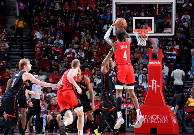 猛龙球员联手逆袭，成功助球队逆转晋级