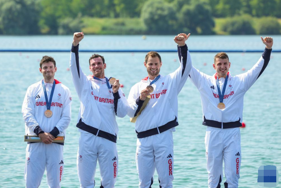 新西兰选手在赛艇比赛中喜获冠军的简单介绍