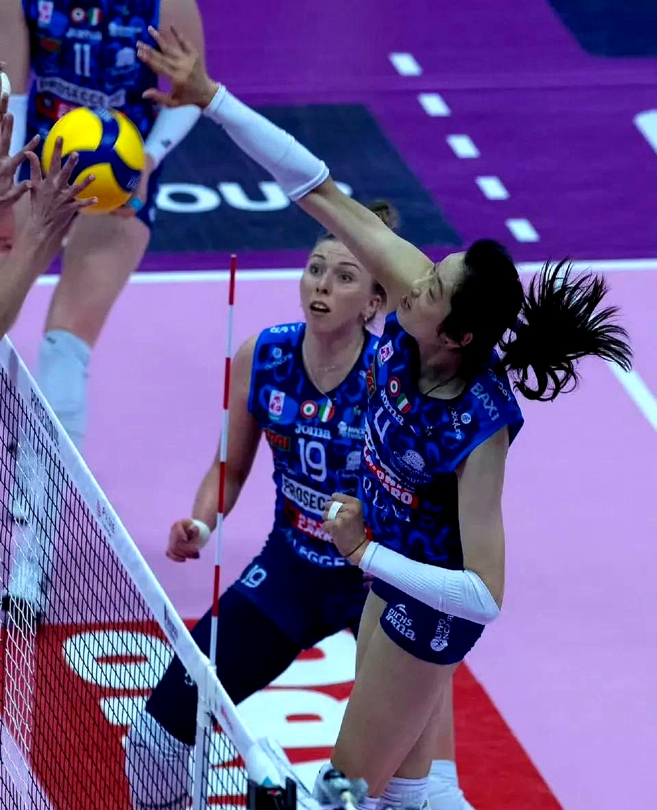 比赛终场前上演惊天逆转,球迷欢欣鼓舞 比赛终场前上演惊天逆转,球迷欢欣鼓舞